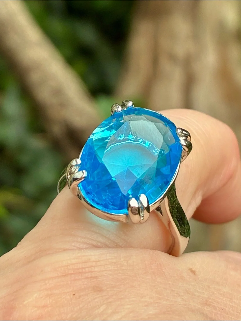 💙 Large Vibrant Blue Oval Egg Shape Faceted Gemstone Statement Ring